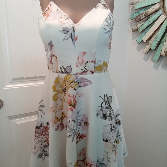 Jodi Kristopher Dresses & Skirts - 2-$10 Jodi Kristopher Juniors Size 1. Floral Print Women's Dress With Lace Back